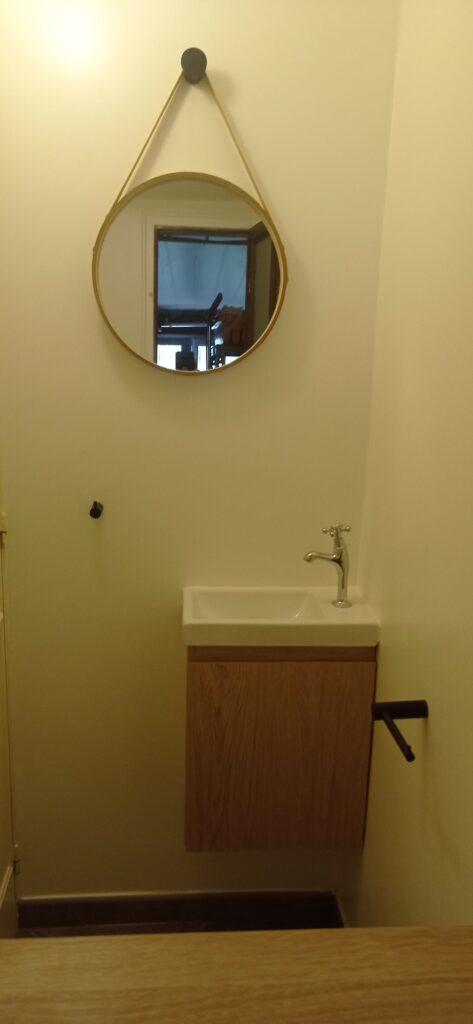 Installation d'un meuble lavabo et peinture (toilettes)